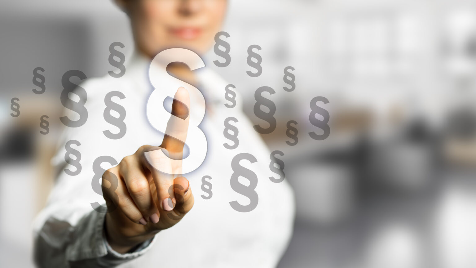 Geschäftsfrau wählt Paragraphen aus