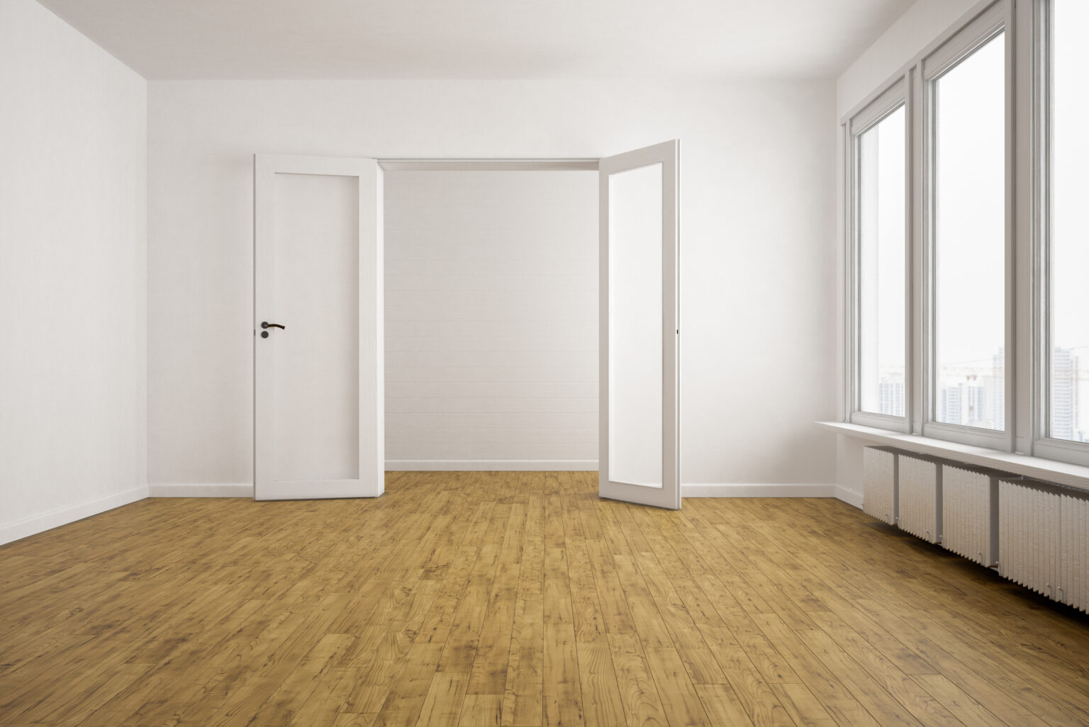 Leere Wohnung mit großer Fensterfläche und hellem Holzfußboden