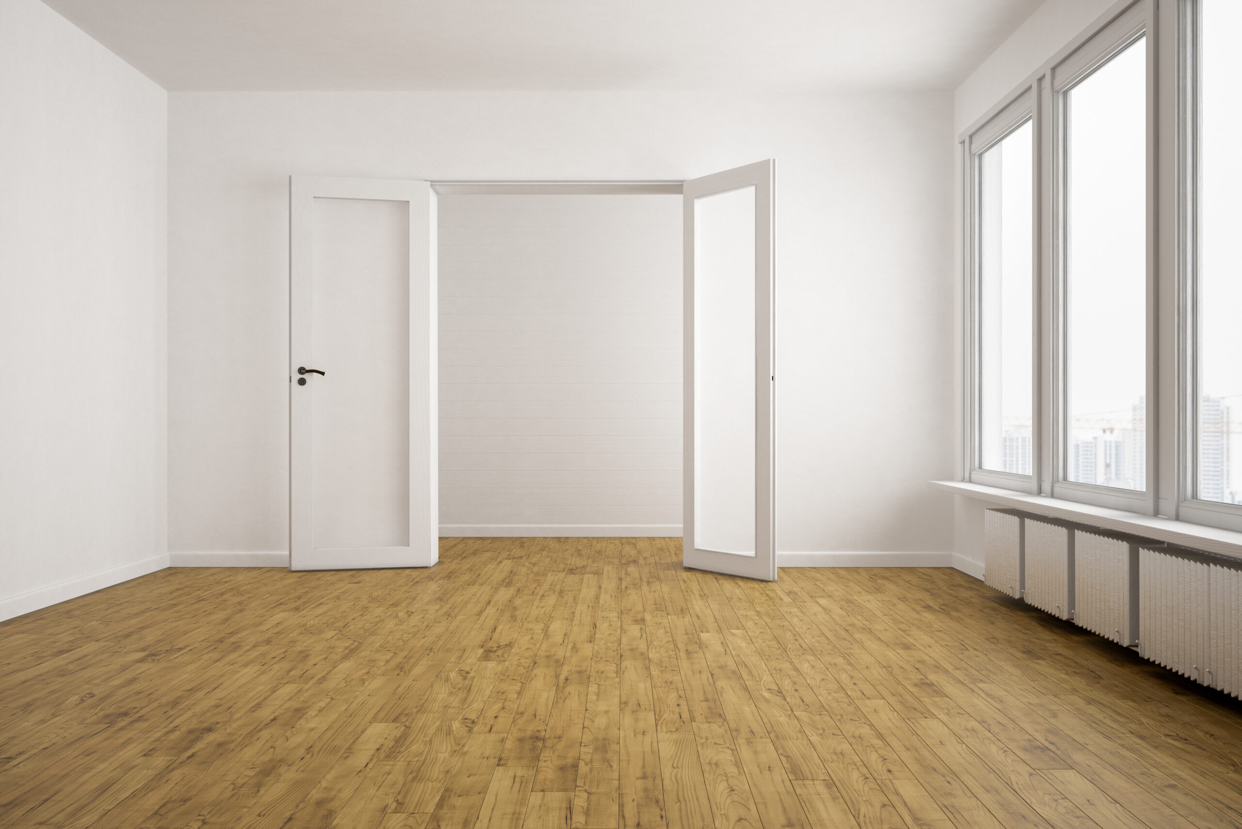 Leere Wohnung mit großer Fensterfläche und hellem Holzfußboden